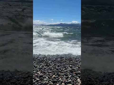 ¡La inmensidad del Lago Fagnano en un día perfecto! 🏔️☀️