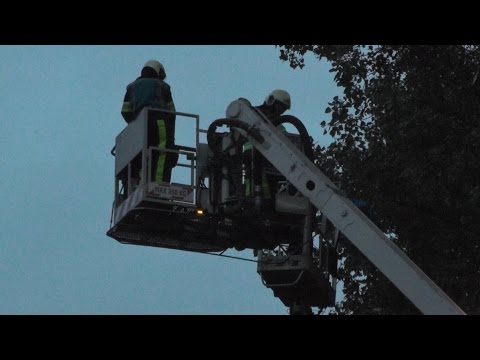 [03.10.'15] Brandweer redt persoon uit hoogwerker Ljouwerterdyk Holwerd