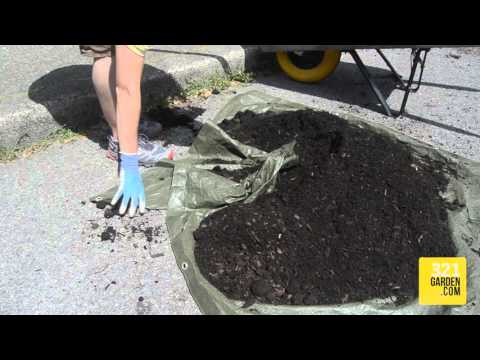321Garden Quick Tip: Bark Mulch Shovelling