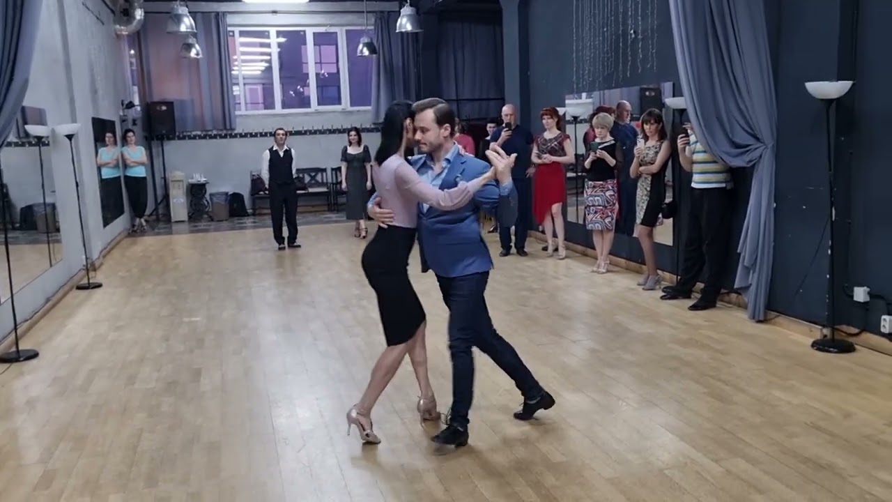 Video thumbnail for Milonga: Foward ochos - 1, boleo, circular walk | Mikhail Tchudin - Elvira Kashkarova