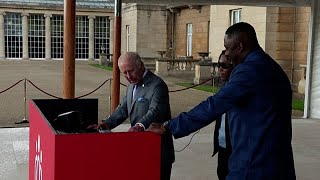 El rey Carlos y Idris Elba comparten mesa de DJ en una fiesta en los jardines reales