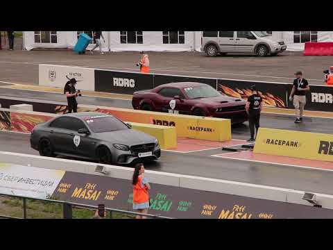 Dodge Challenger SRT Hellcat Redeye Widebody vs Mercedes E63S AMG