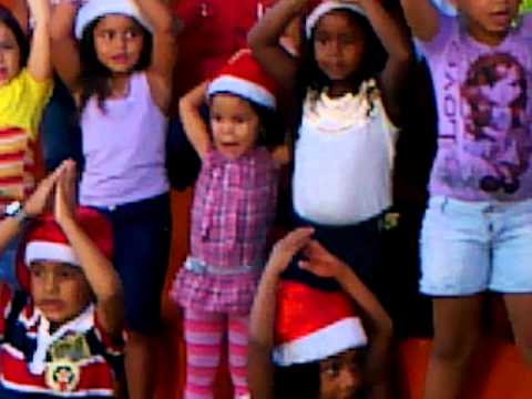 Ashley cantando na escolinha