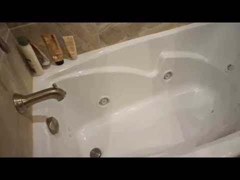 Uso de la bañera de hidromasaje en el baño de la planta baja