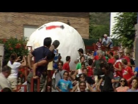 Una bola gigante sustituye a las vaquillas en los encierros de Mataelpino