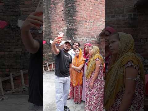Agar aapko bhi apni group selfies itni badhiya chaiye to jakar OPPO F35 Pro 5G lijiye