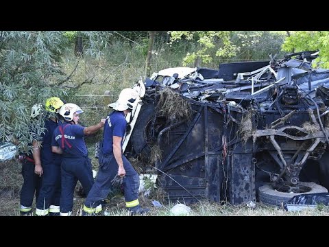 Reisebusunfall auf der Autobahn M7: 8 Tote und Dutzende Verletzte