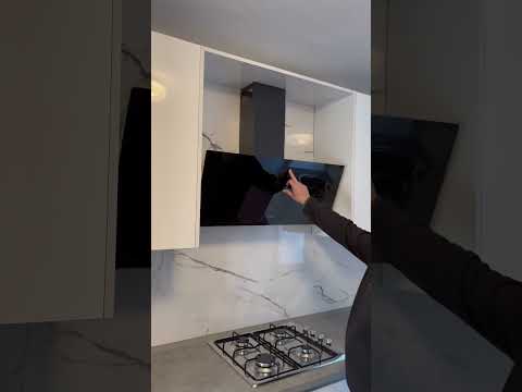 Campana extractora piramidal en cristal color negro de la marca Teka