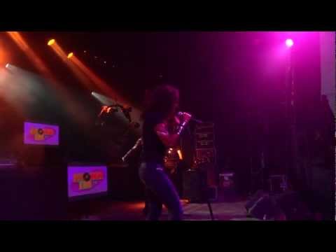 Concert Mona FM Sept 2012 - Louisy Joseph - Assis par terre