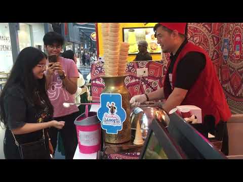 Tiwisting scoops Turkish ice cream🍦