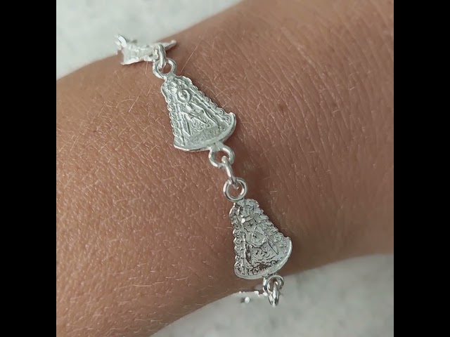 Vídeo relacionado con Collar mujer Virgen del Rocio plata - Colgante con la silueta de la Virgen del Rocio y cadena de plata 925 - Se envía en una cajita de regalo