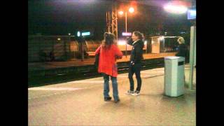preview picture of video 'Bildimpressionen Elmshorn Bahnhof nachts'