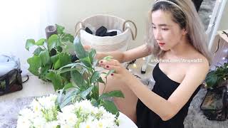Download lagu Beautiful single mom so cute! Single mom is cleaning a very beautiful flower vase mp3