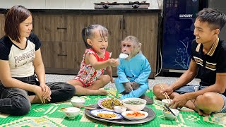 So adorable! Cutis happy with a family meal full of love ❤