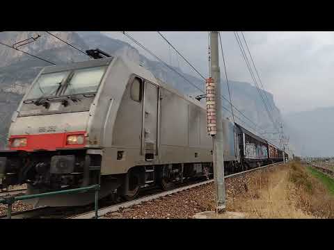 Treno merci con carri chiusi graffitati passaggio veloce
