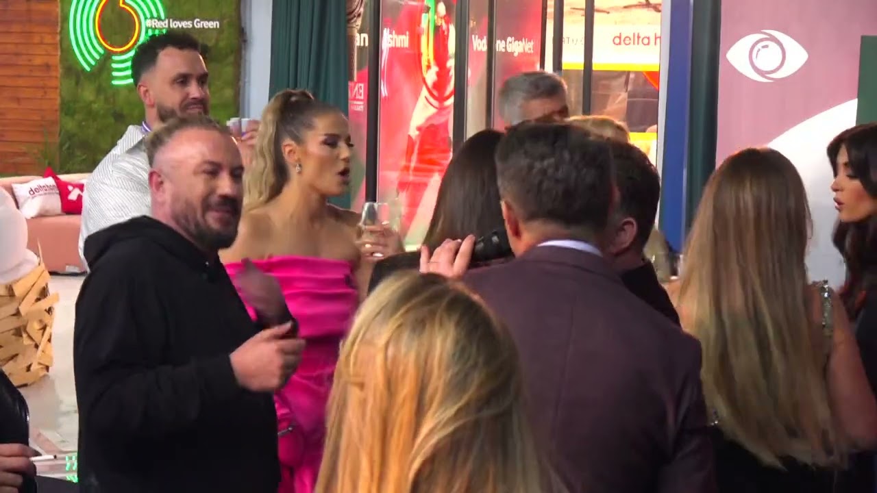 Festë plot gjallëri, banorët këndojnë njëzëri