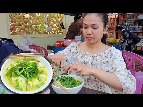 Cambodian street food, Khmer Noodle (Nom Banh Jok) popular Breakfast