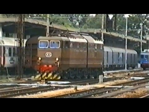 Treni in transito nella stazione di Milano Greco Pirelli nel 2000