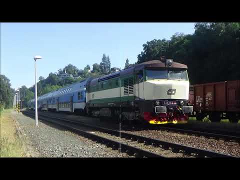 Os 9057 v čele s lokomotivou Bardotka 749 264 odjíždí ze stanice Praha Zbraslav na lince S8