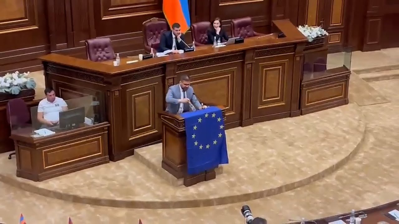 Խորհրդարանի ամբիոնից Եվրամիության դրոշը կախելու շուրջ վեճ ծագեց ՔՊ պատգամավորի եւ արեւմտամետների միջեւ