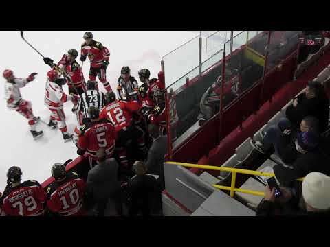 Danick Paquette saute sur Antoine Waked - 02-12-21