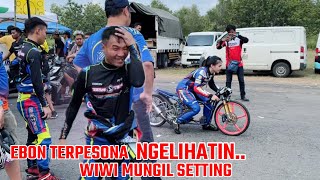 Download lagu Ebon's eyes were fixed when he saw the tiny Wiwi setting the motorbike. mp3