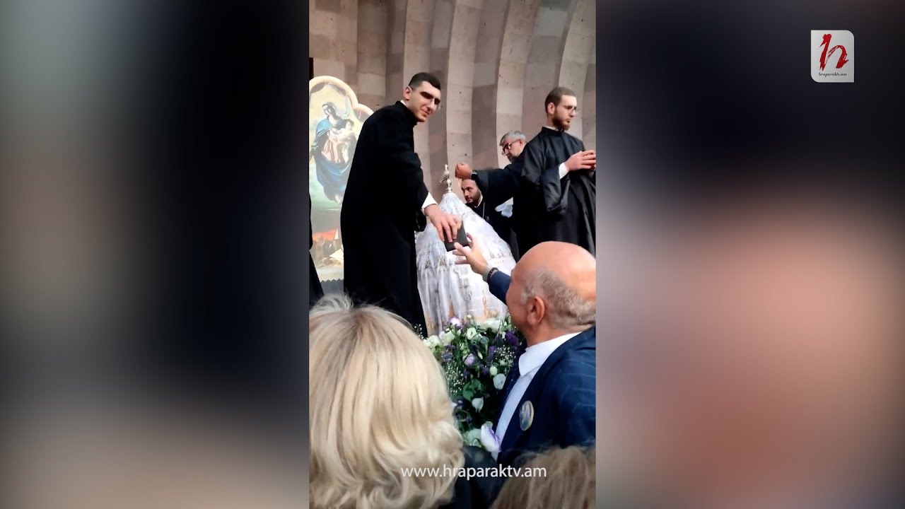 «Ինչի, սենց կարելի՞ էր»․ Դրամապանակ են օրհնում