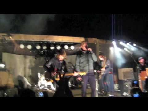 Arctic Monkeys w/ Josh Homme - Dance Little Liar Live