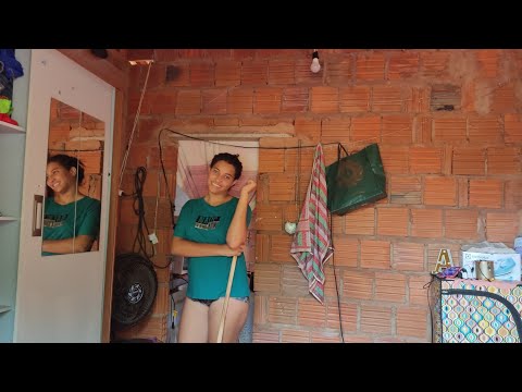 Vitória cleaning the house 🏡