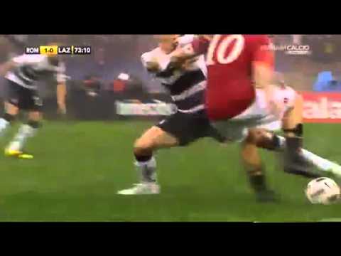 Matuzalem si verifica sulla faccia Totti (Roma - Lazio 2-0) --13-03-2011