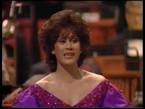 Dame Kiri Te Kanawa sings "White Christmas"