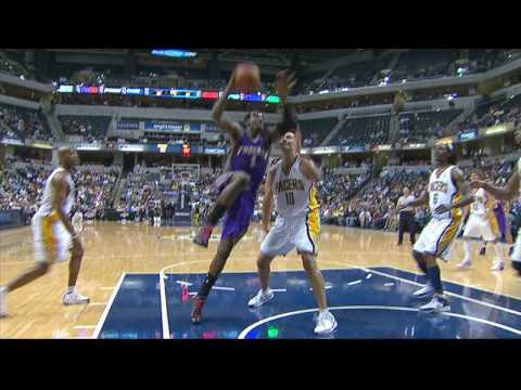 Amare Stoudemire Dunks Jeff Foster to the ground!