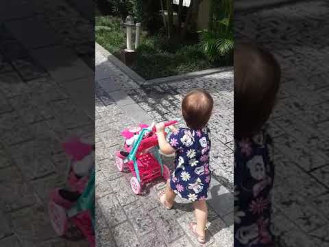 Maria Fernanda passeando com a Minie e a Menininha