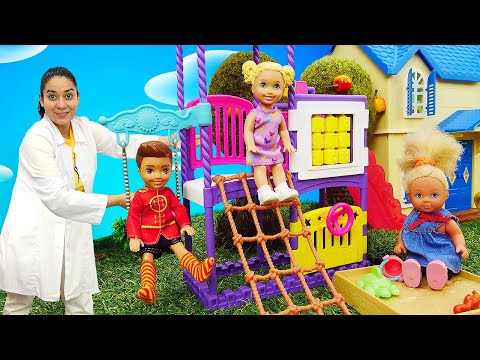 Spielspaß mit Doktor Aua. Doktor Aua hilft Barbies Kindern. Puppen Video auf Deutsch