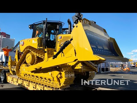 Loading Caterpillar D7 Bulldozer on SEMI