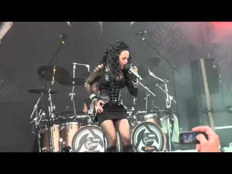 Arakain & Lucie Bílá - Cornouto (Masters of Rock 2012)