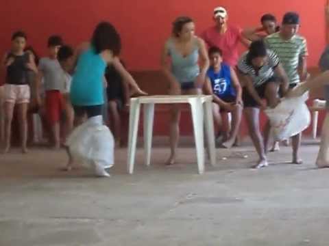 Na corrida do saco, o tombo do gordinho...