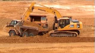 preview picture of video 'Komatsu PC210LC & CAT 725 / A28, Mayet, France, 04.08.2004.'
