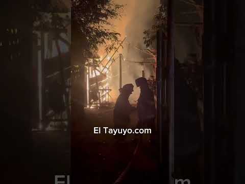 Bomberos sofocan las llamas en una vivienda en el municipio de Fray Bartolomé de las Casas