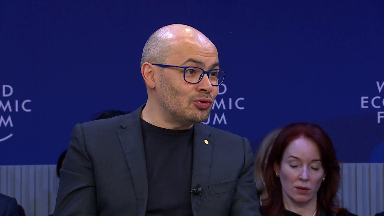 兩大 AI 巨頭達沃斯對談：「人類的技術青春期，我們能撐過去嗎？」