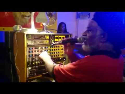 (DUB REAKTION) King Earthquake Meets Freedom Masses