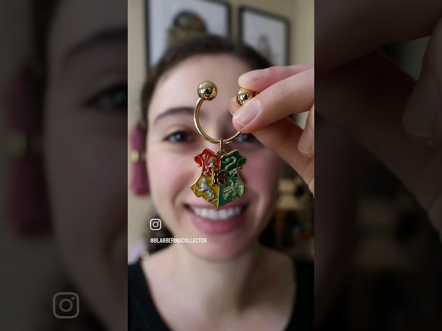 Vídeo relacionado con El Llavero de la Cresta de Hogwarts de la colección Noble