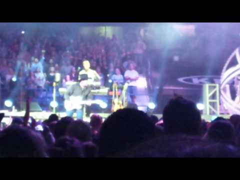 Garth Brooks with Trisha Yearwood World Tour Chicago 19 Callin' Baton Rouge