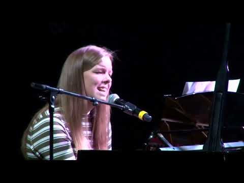 Mina Lund performing When we where young in 2016.