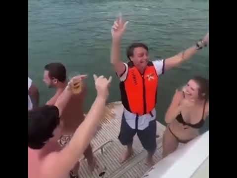 Bolsonaro dançando ao som de é tudo puta