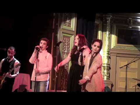 Sebastian Kraitsik, Isa Tengblad, Molly Pettersson Hammar sjunger Robyns Dancing on my own