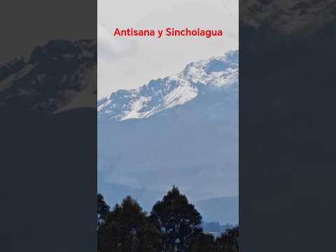 Volcanes Antisana y Sincholagua vistos desde Miranda cerca de Amaguaña, Pichincha, Ecuador. #travel