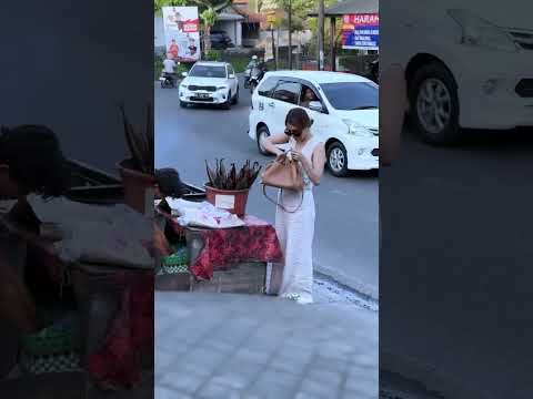 Kak Yoni beli ikan bakar Makan bareng kariawan #selebgram #streetfood #ytshort #food #shorts #short