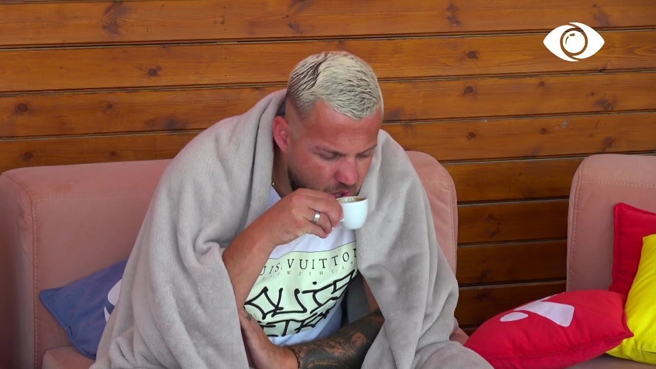 Luizi zgjohet i pari, konsumon kafen e mëngjesit