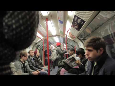 Η θεατρική ομάδα [[#Sandalphon Arts#]] παρουσιάζει τη δράση Σύγκρουση αστέγων στο μετρό του Λονδίνου.